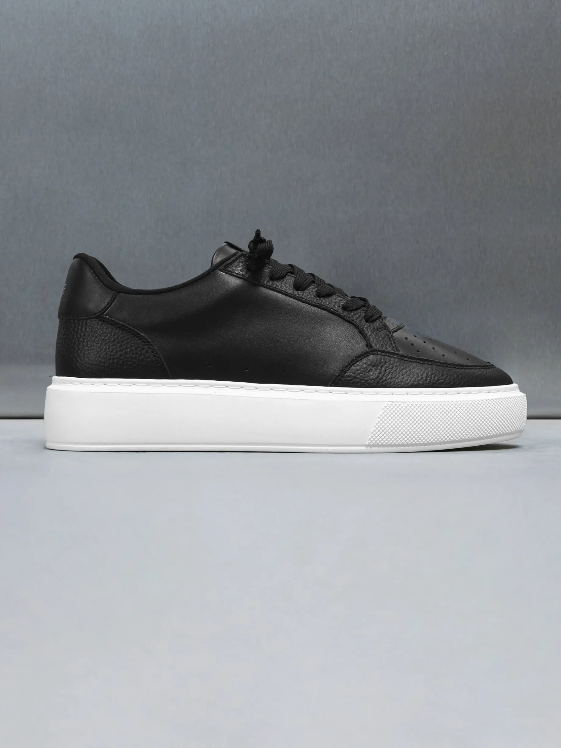 Court Trainer 2.0 - Black White