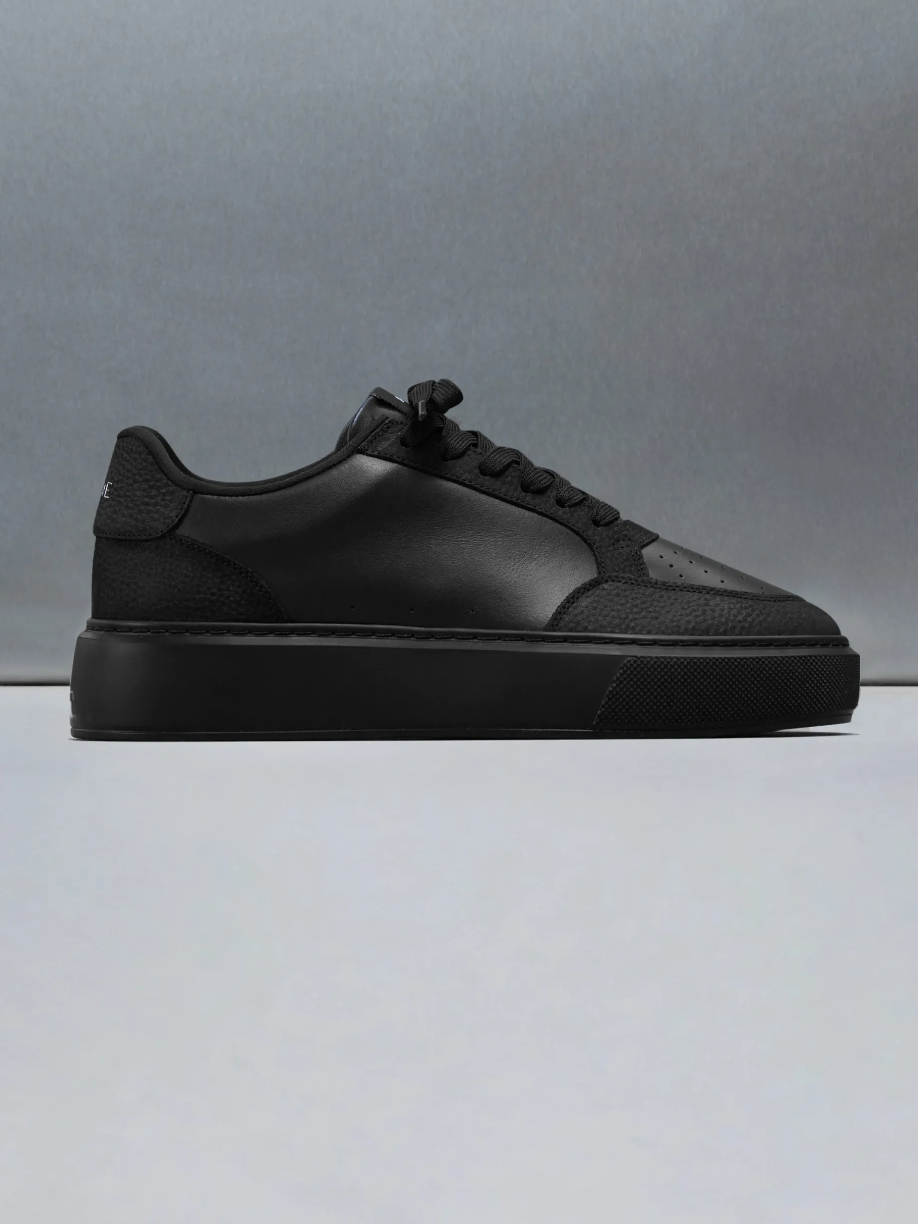 Court Trainer 2.0 - Triple Black