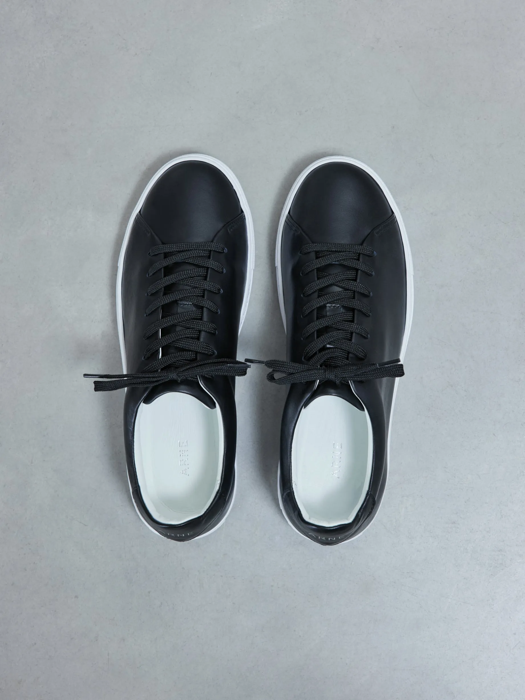 Low Essential Leather Trainer - Black