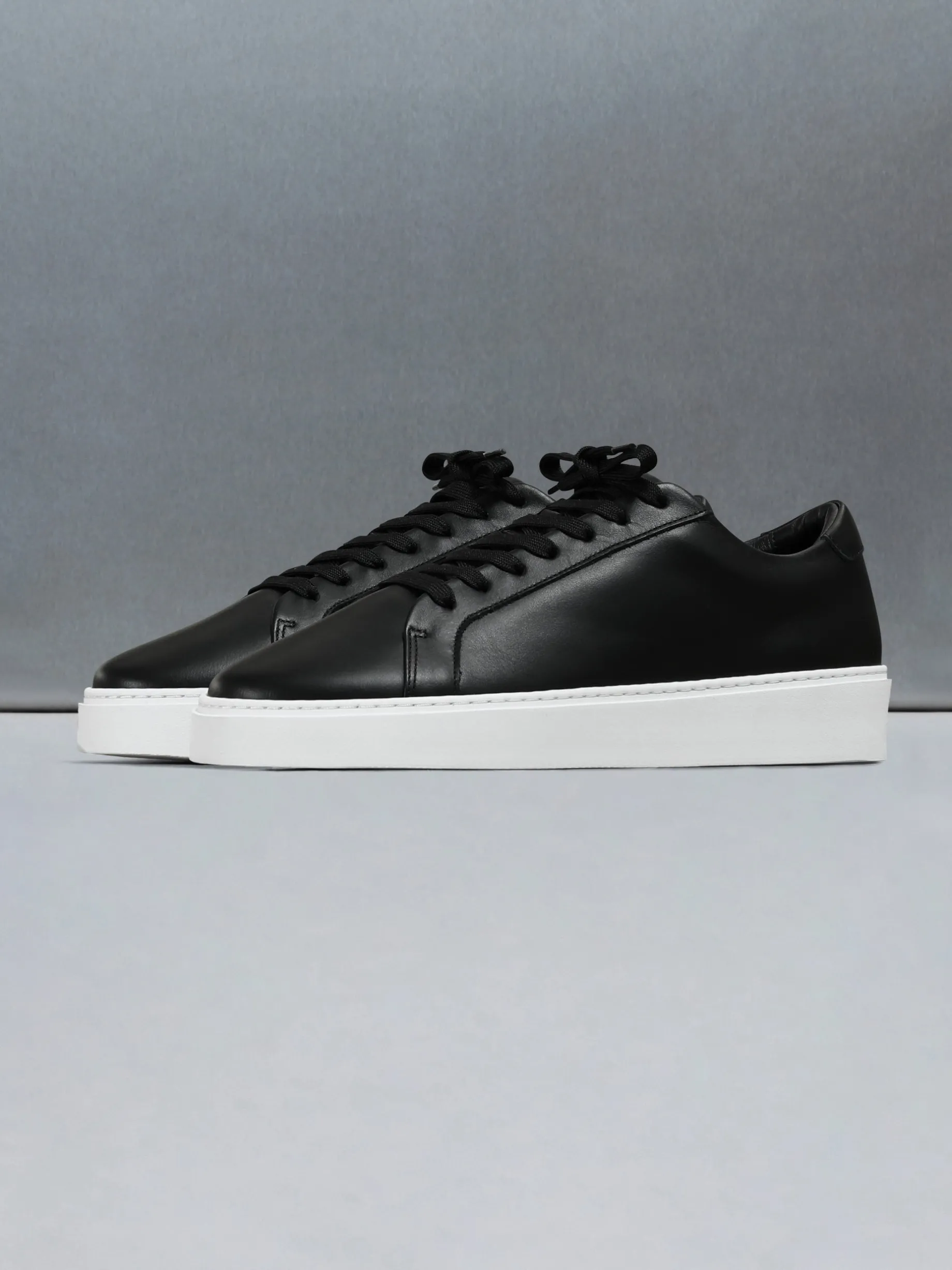 Mid Essential Trainer - Black