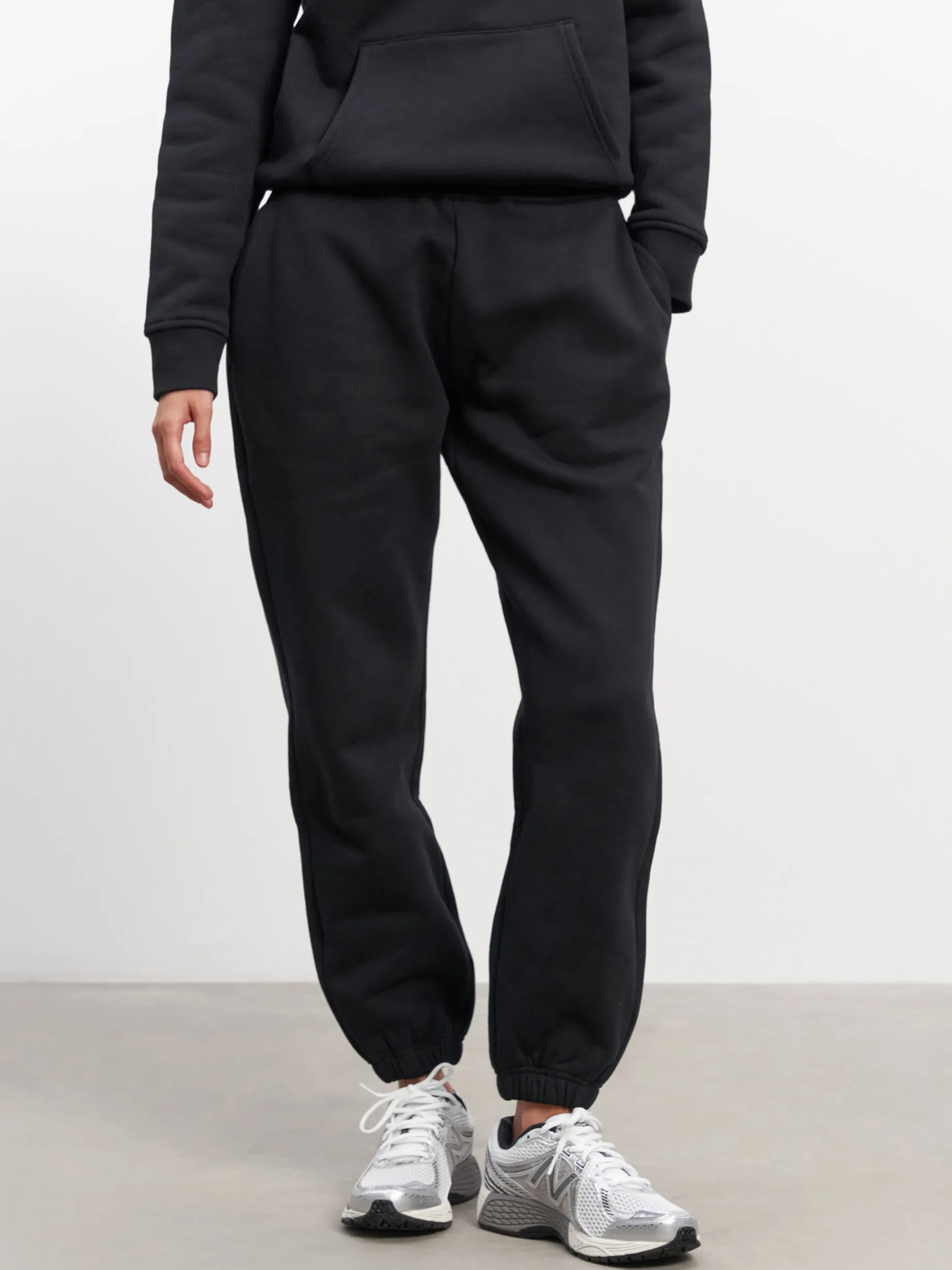 Womens Relaxed Cuffed Jogger - Black